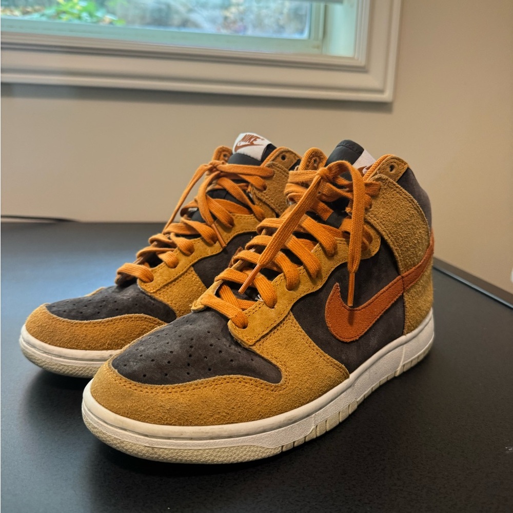 Nike High-Top Jordan 1 Sneakers in Black and Mustard